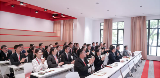 加大開發(fā)力度，迎接進(jìn)博會！10月下旬，集團(tuán)成功通過38個優(yōu)質(zhì)投資選址項(xiàng)目
