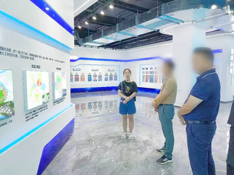 細分行業(yè)龍頭企業(yè)！光源顯示材料投資選址項目方考察四川某地方政府